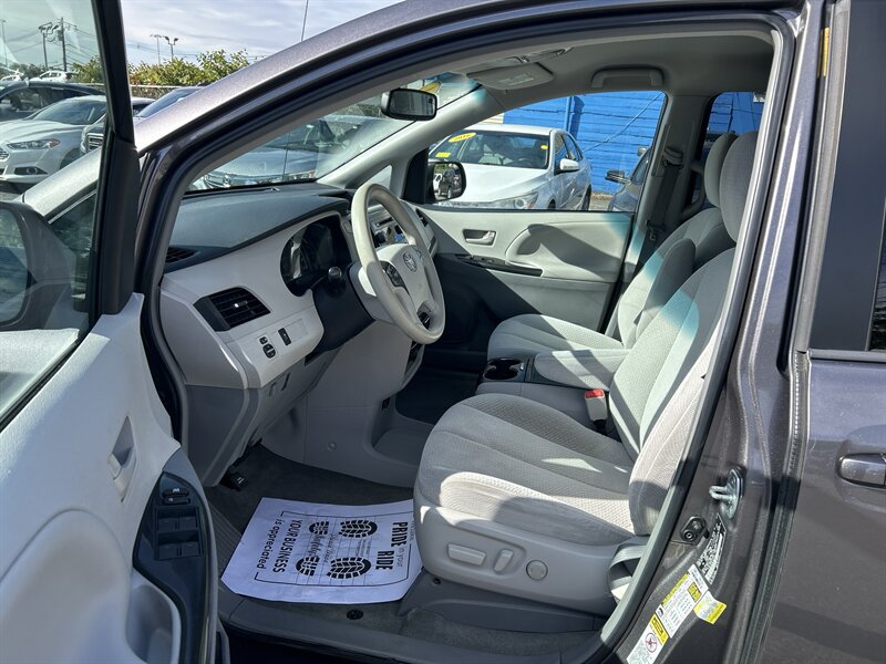 Used 2014 Toyota Sienna LE FWD image 9