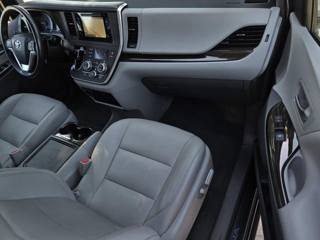 Used 2017 Toyota Sienna XLE image 7