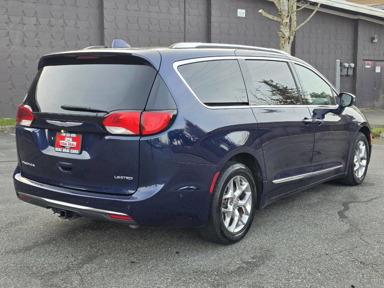 Used 2017 Chrysler Pacifica Limited w/ UConnect Theater Package FWD image 5
