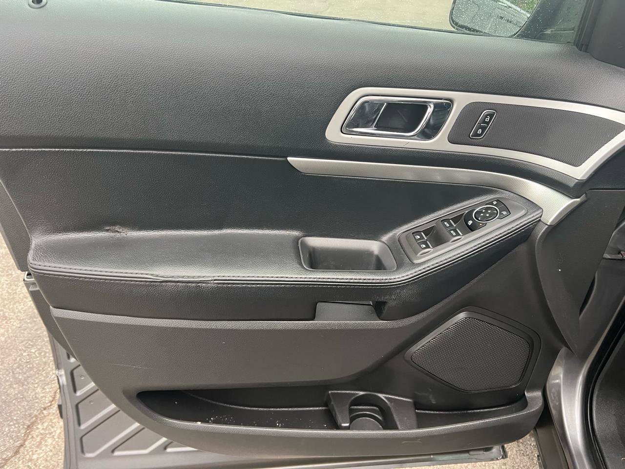 Used 2014 Ford Explorer XLT w/ Equipment Group 202A FWD image 11