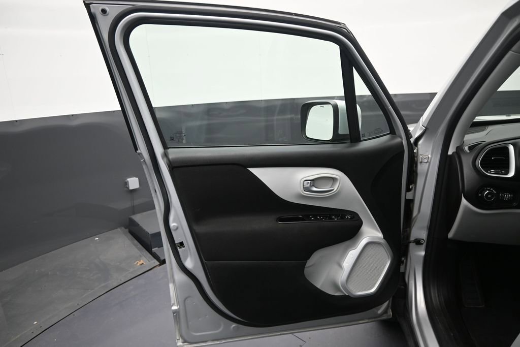 Used 2020 Jeep Renegade Latitude AWD/4WD image 11