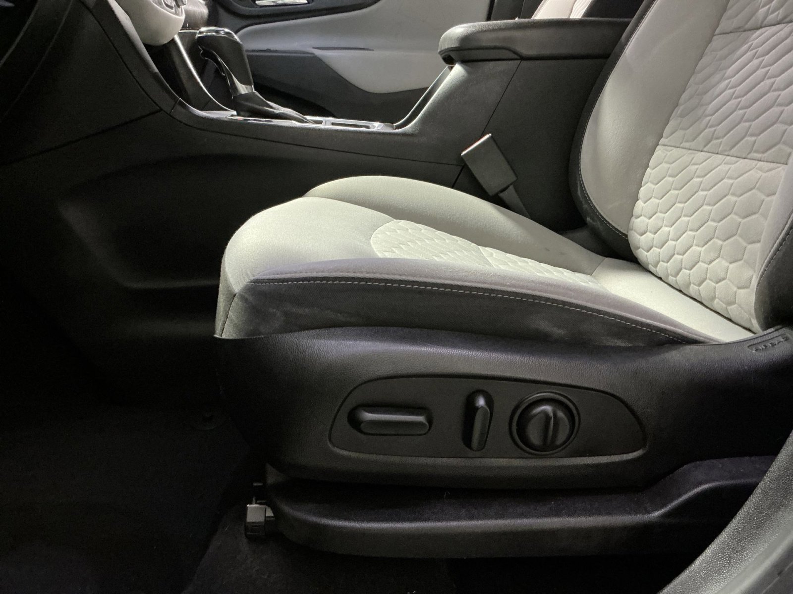 Used 2019 Chevrolet Equinox LS w/ LS Convenience Package image 22