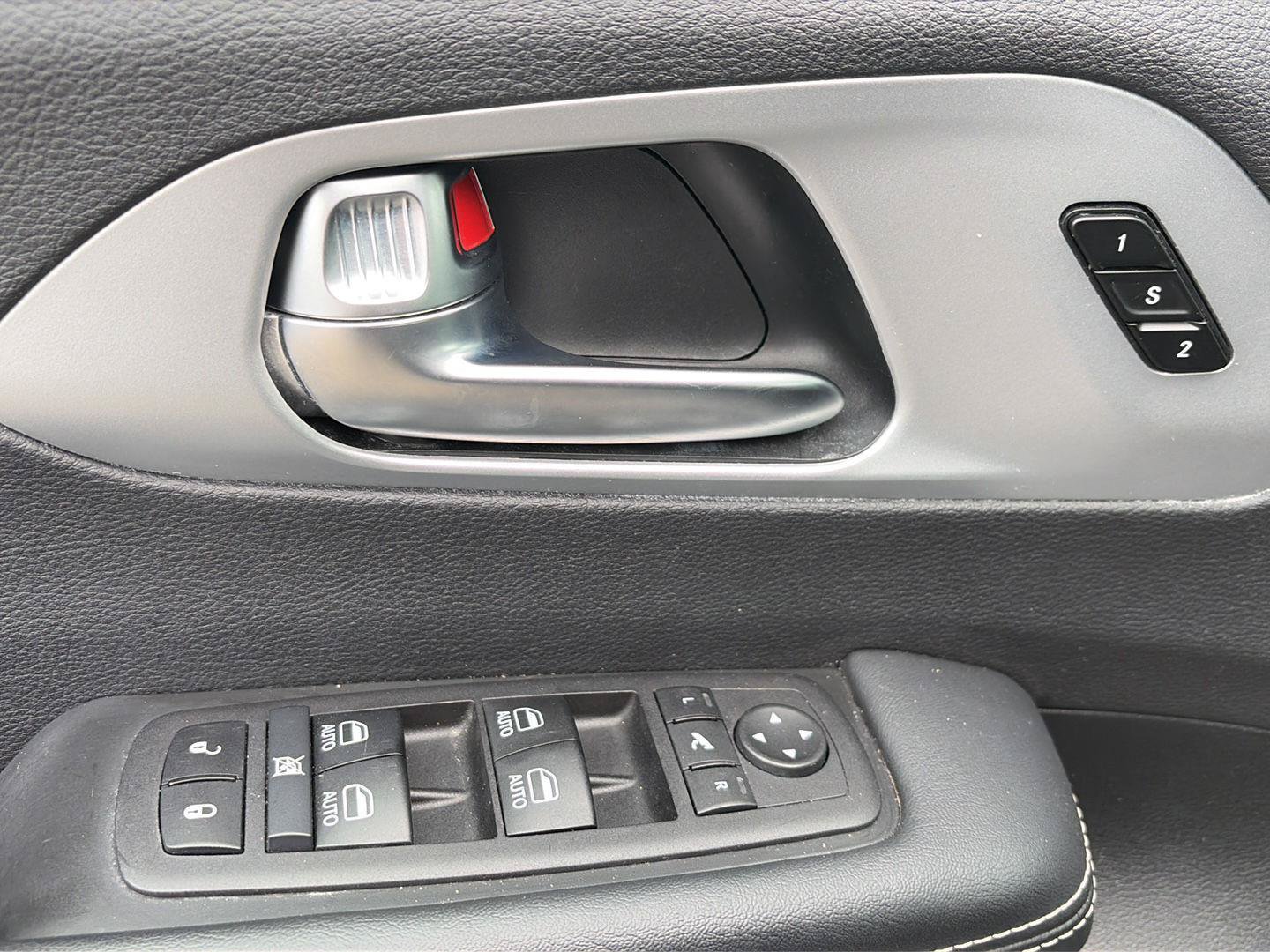 Used 2025 Chrysler Pacifica Limited FWD image 8