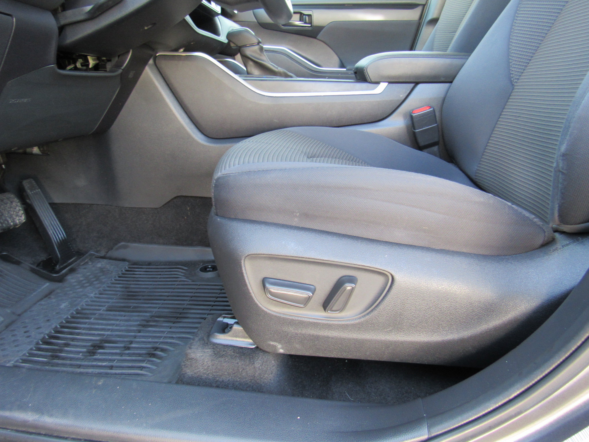 Used 2023 Toyota Highlander LE FWD image 15