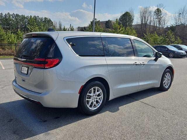 Used 2024 Chrysler Pacifica Touring-L image 5