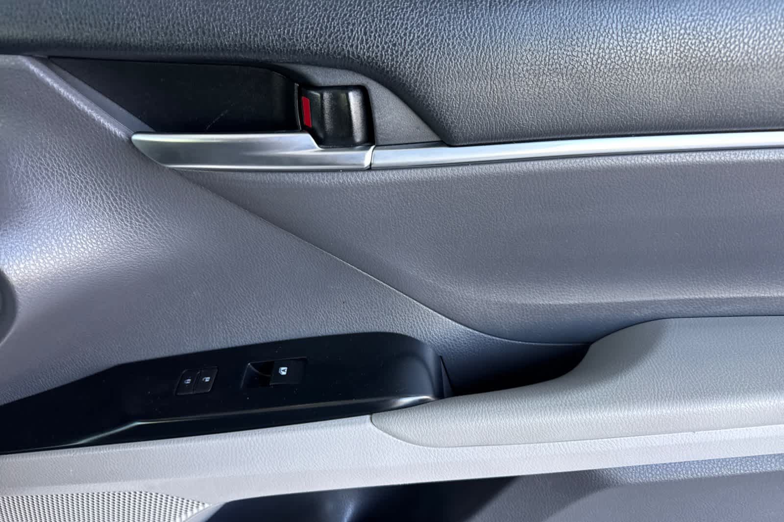 Used 2018 Toyota Camry LE FWD image 17