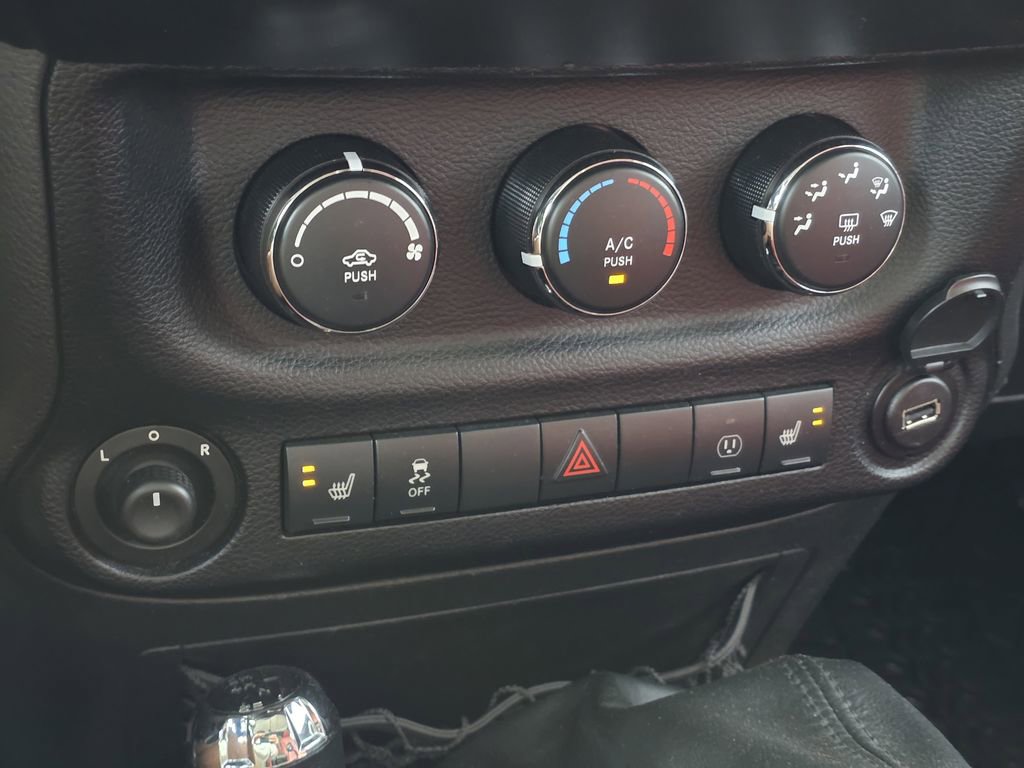 Used 2013 Jeep Wrangler Unlimited Rubicon image 29