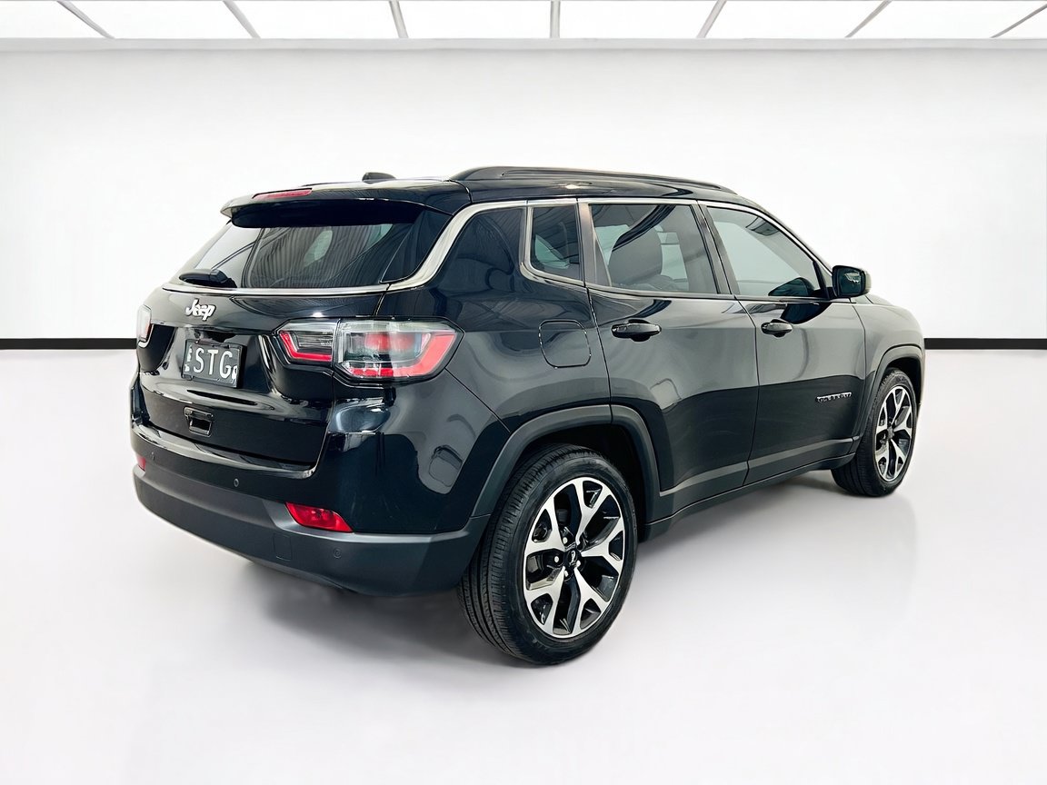 Used 2018 Jeep Cherokee Latitude w/ Altitude Package FWD image 4