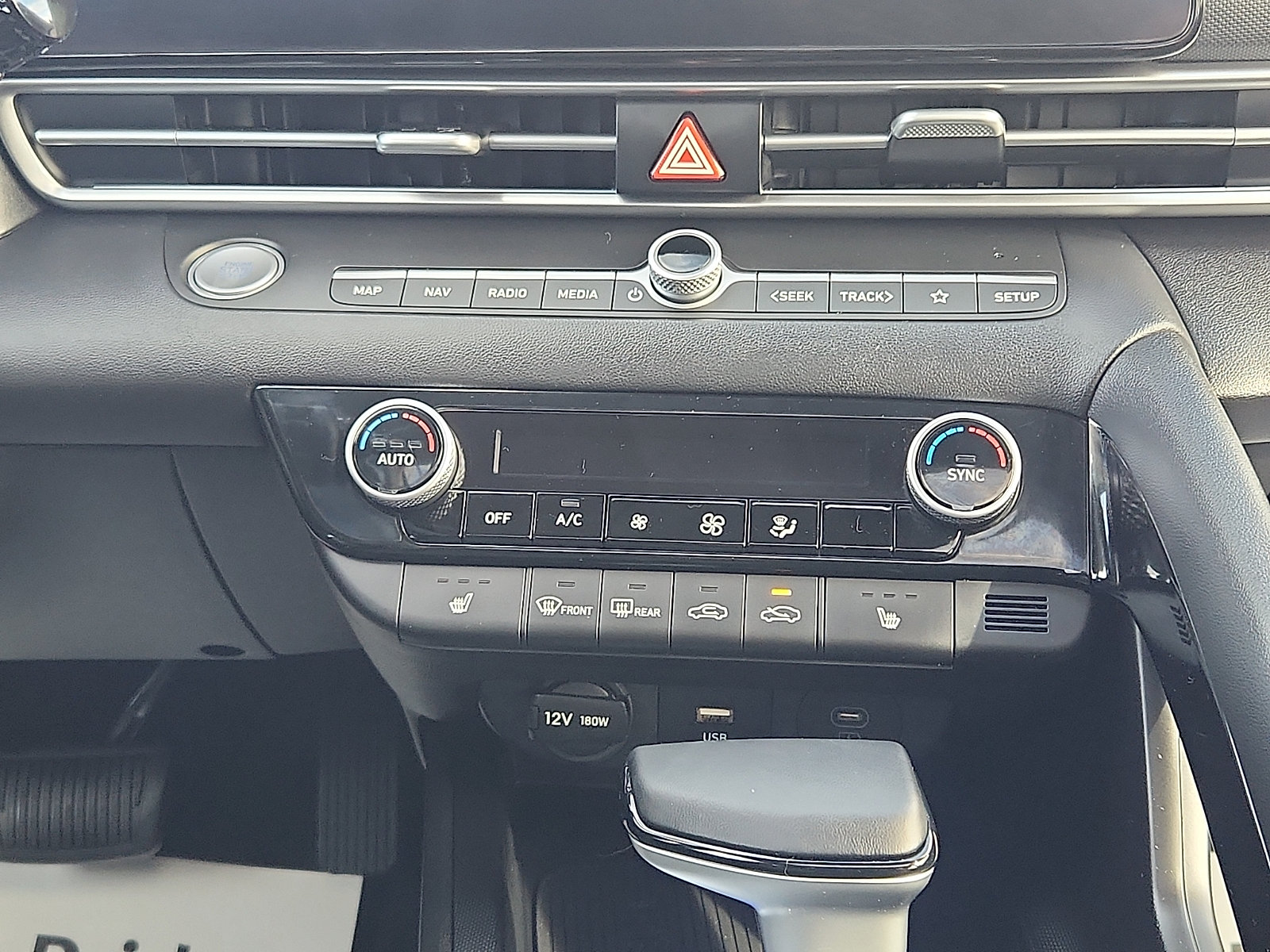 Certified 2025 Hyundai Elantra Limited FWD image 17