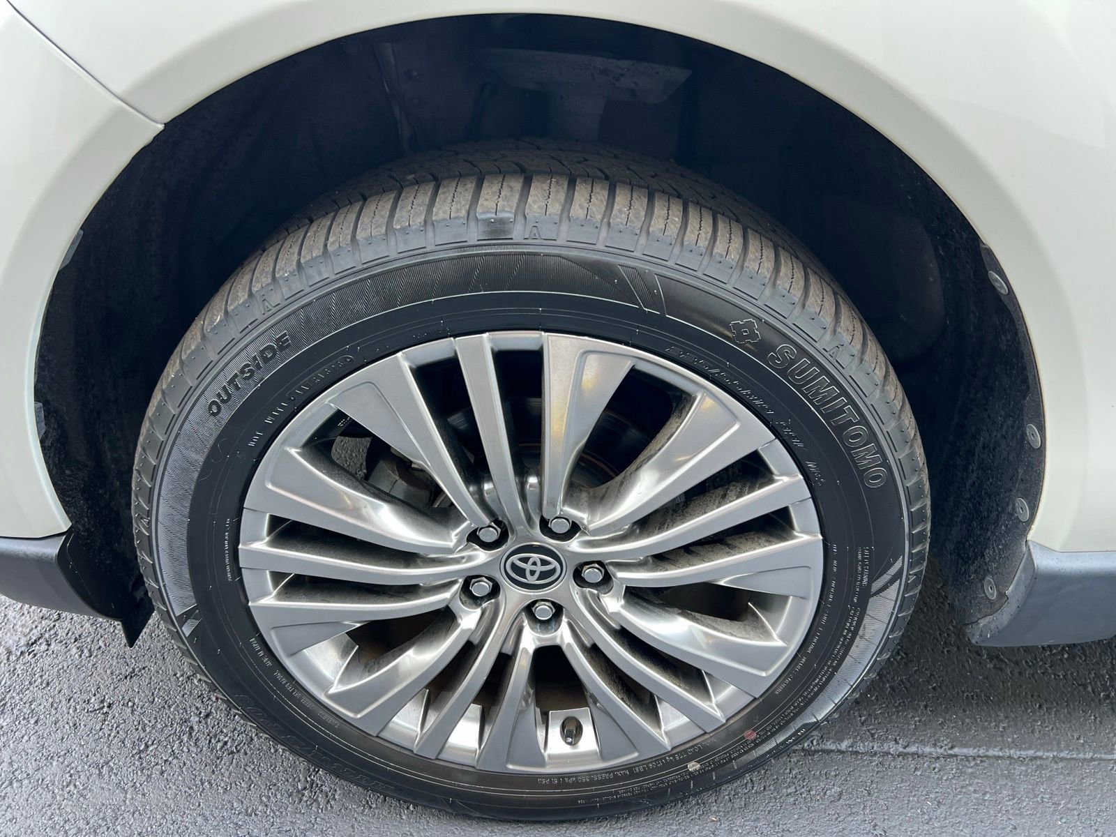 Used 2021 Toyota Venza Limited image 14