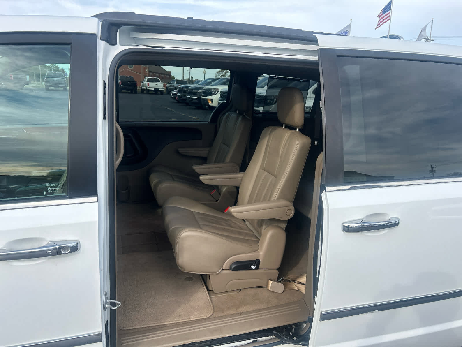 Used 2015 Chrysler Town & Country Touring w/ Driver Convenience Group image 12