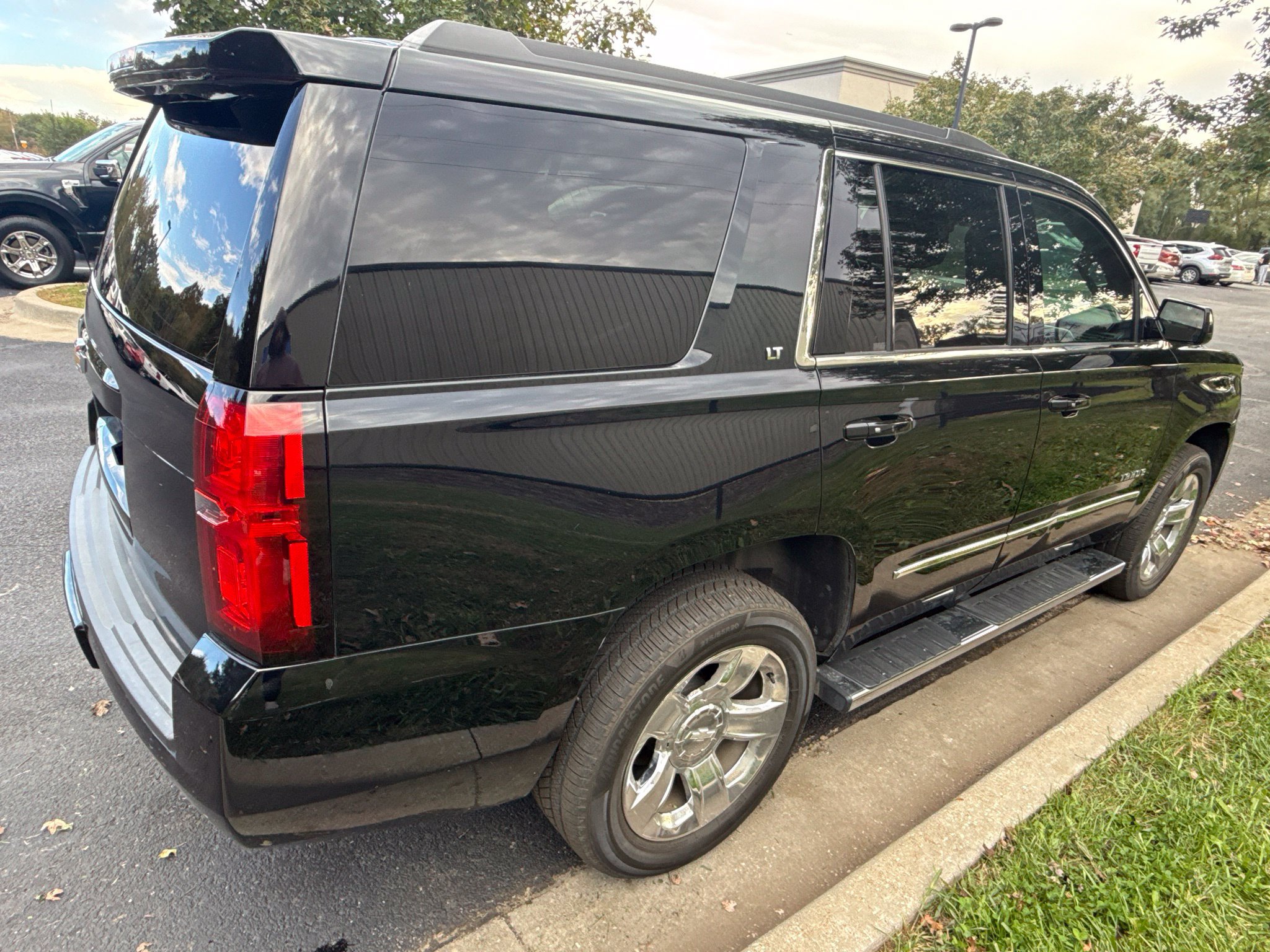 Used 2019 Chevrolet Tahoe LT w/ LT Signature Package AWD/4WD image 5