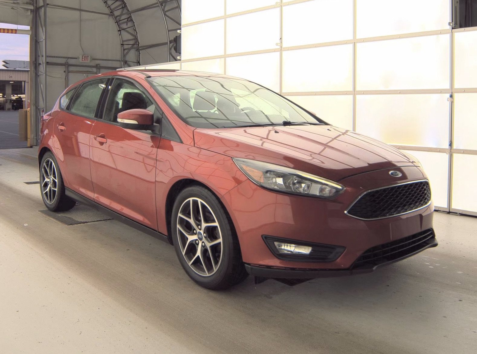 Used 2018 Ford Focus SEL w/ Cold Weather Package FWD image 3