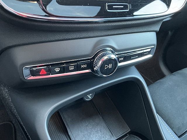 Used 2025 Volvo XC40 B5 Plus image 24