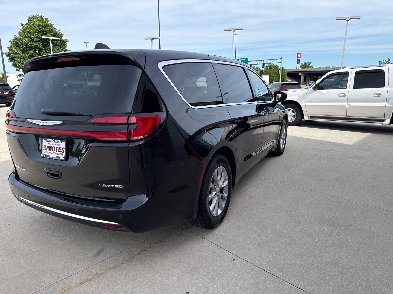 Used 2026 Chrysler Pacifica Limited FWD image 4