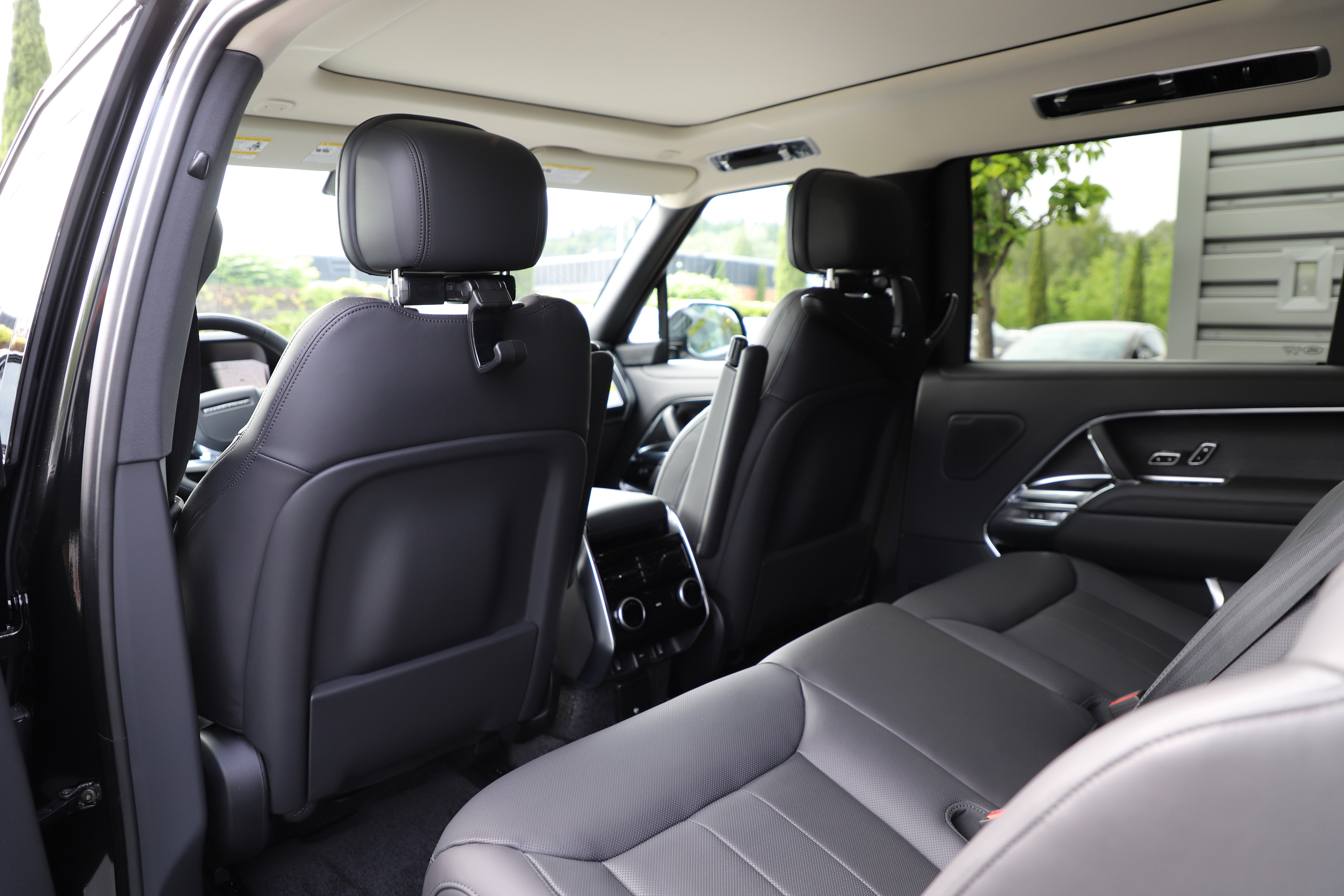 New 2026 Land Rover Range Rover Long Wheelbase SE AWD/4WD image 15