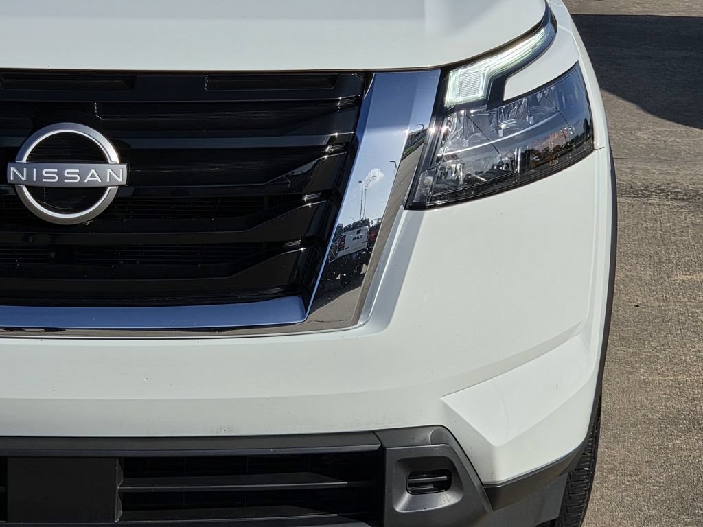 Used 2025 Nissan Pathfinder SV FWD image 4