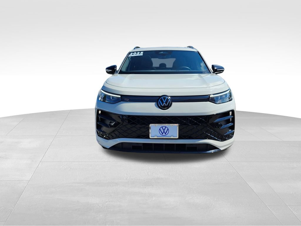 Used 2025 Volkswagen Tiguan SE R-Line AWD/4WD image 2