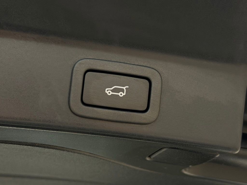 Used 2021 Jaguar F-PACE S image 7