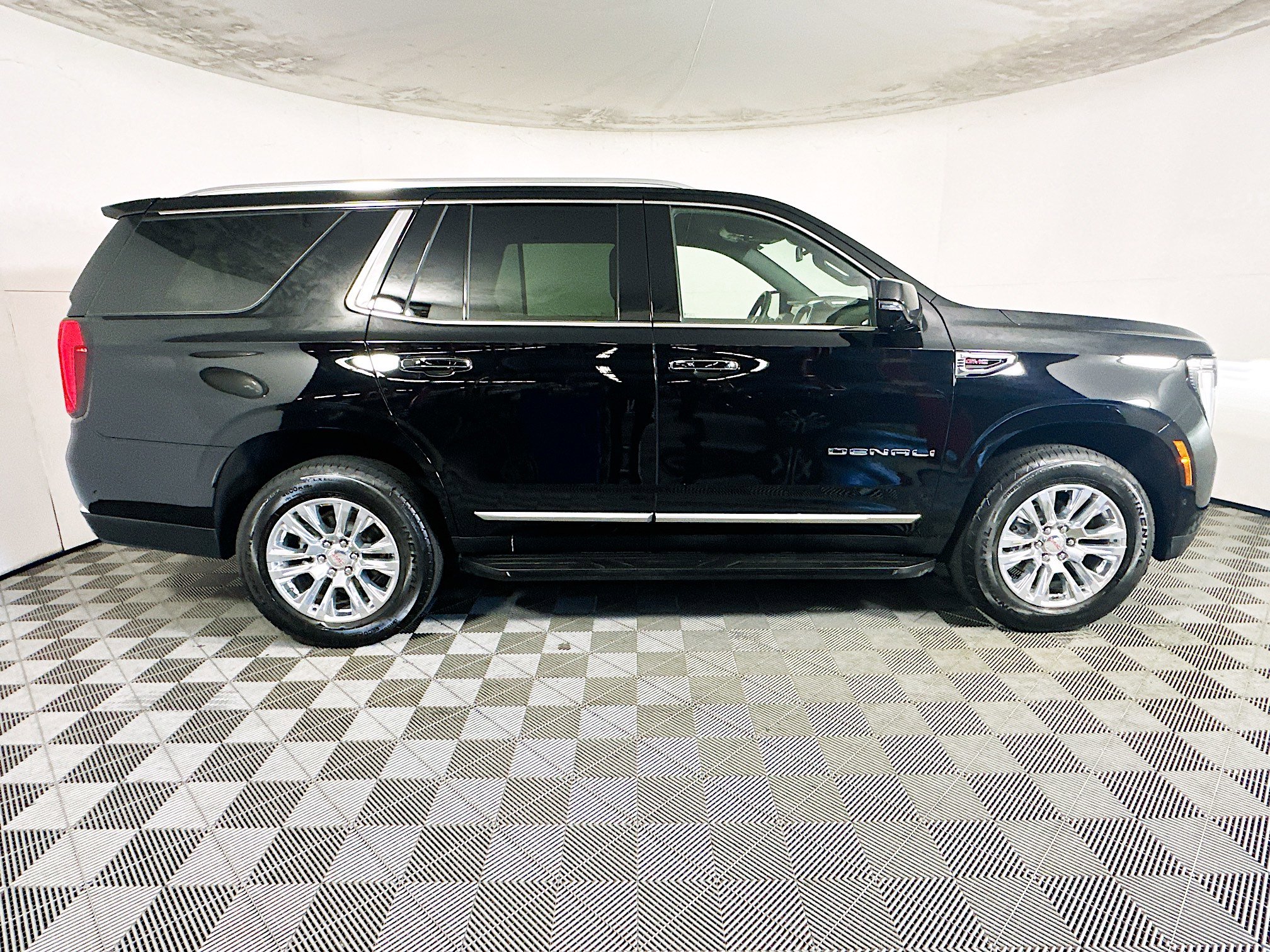 Used 2025 GMC Yukon Denali AWD/4WD image 2