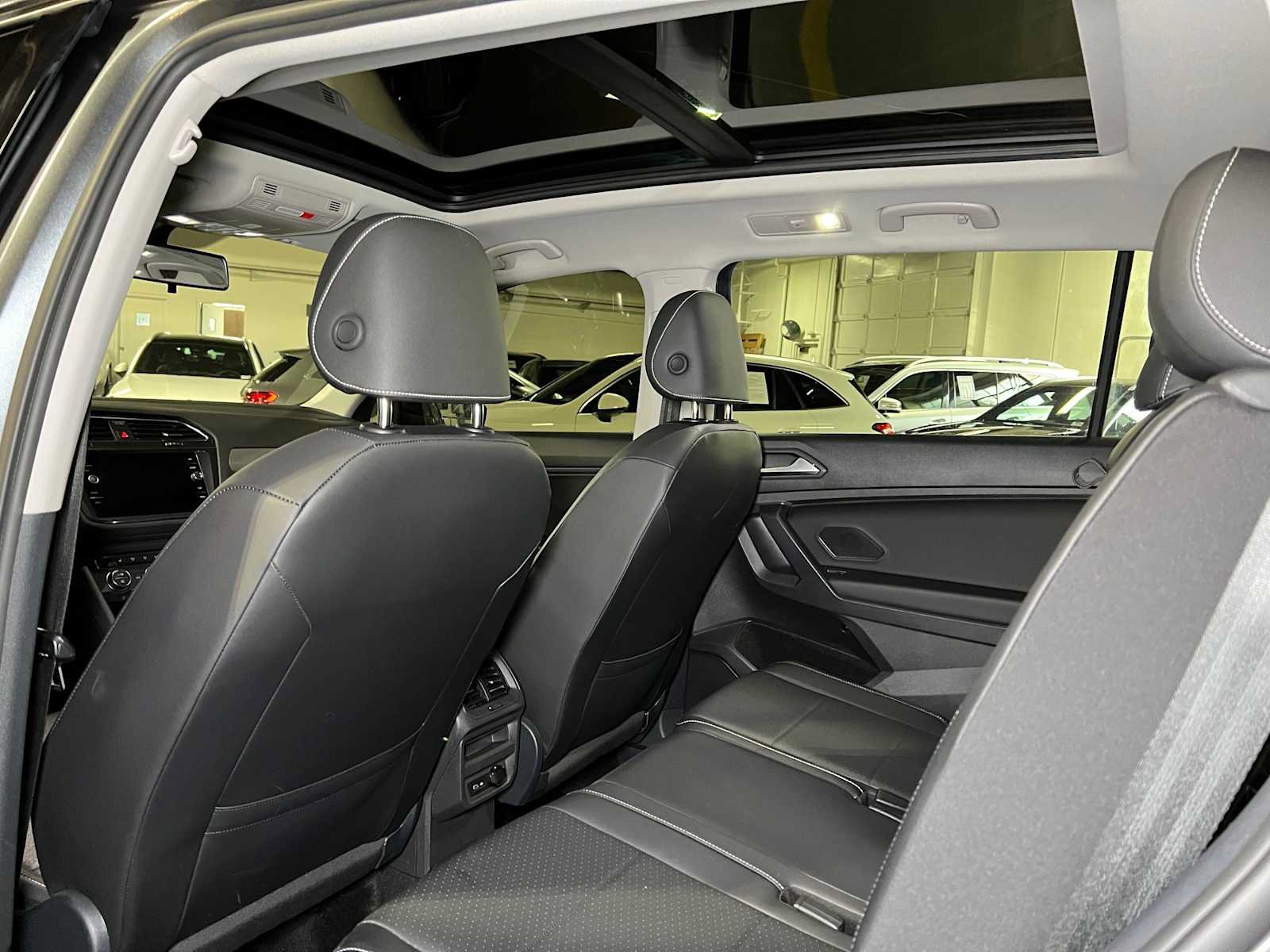 Used 2021 Volkswagen Tiguan SE w/ Panoramic Sunroof Package AWD/4WD image 18
