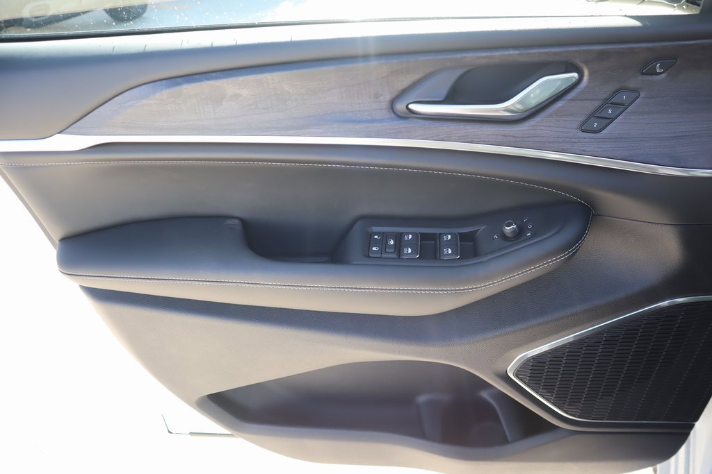 New 2025 Jeep Grand Cherokee L Overland w/ Luxury Tech Group IV image 18