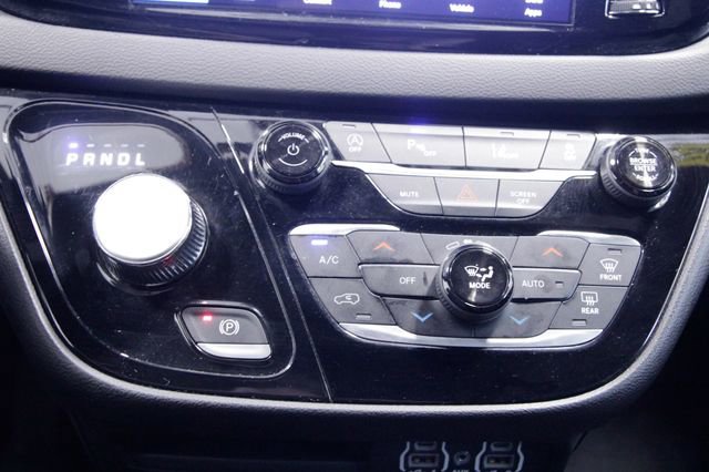 Used 2025 Chrysler Pacifica Select image 31