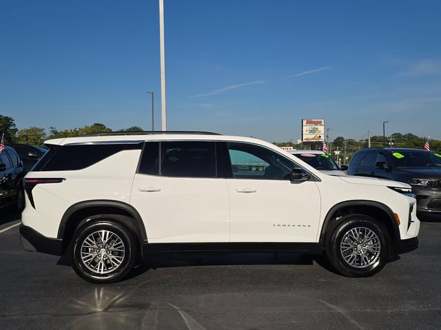 Used 2025 Chevrolet Traverse LT FWD image 2