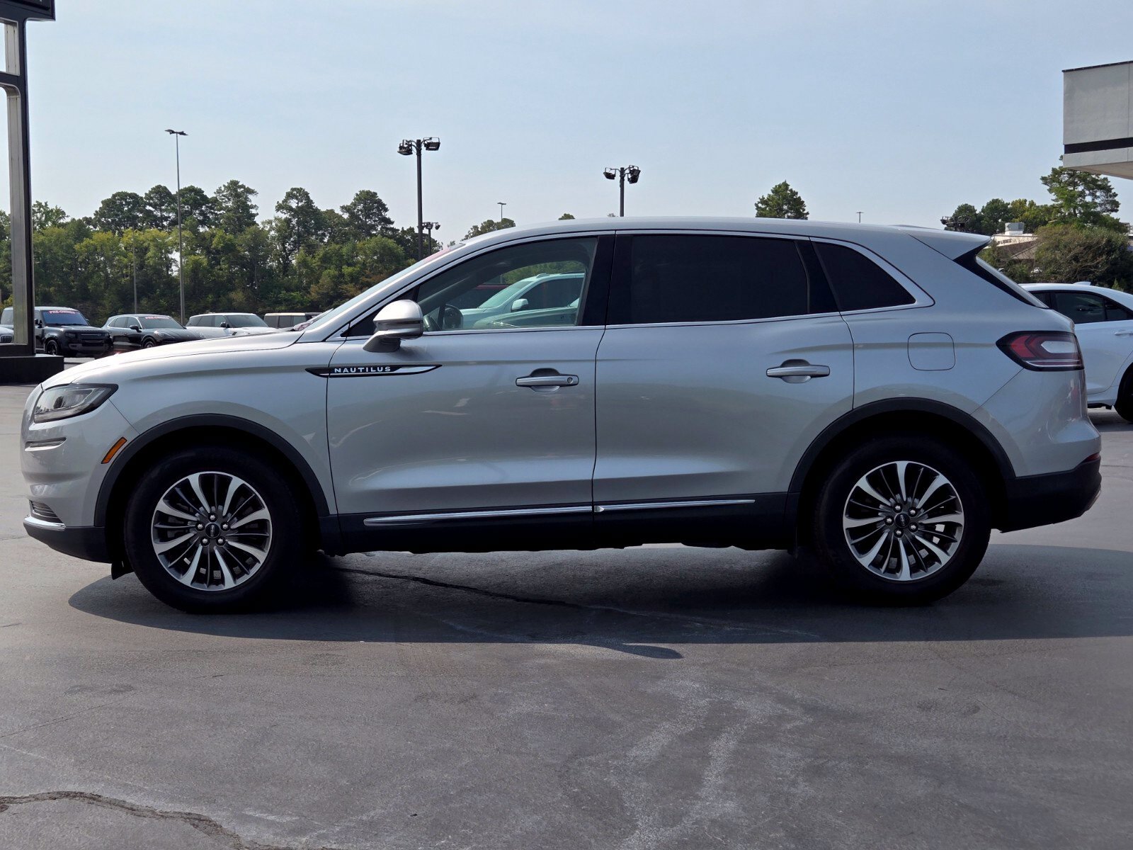 Used 2023 Lincoln Nautilus Reserve w/ Cargo Utility Package FWD image 2