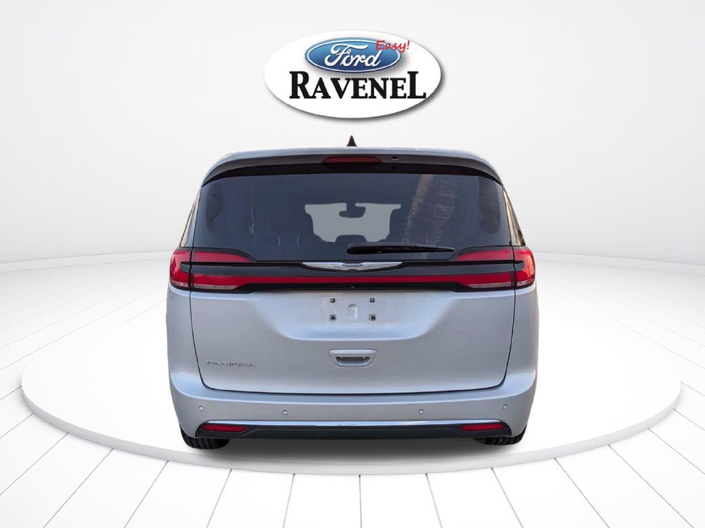 Used 2023 Chrysler Pacifica Touring-L FWD image 5