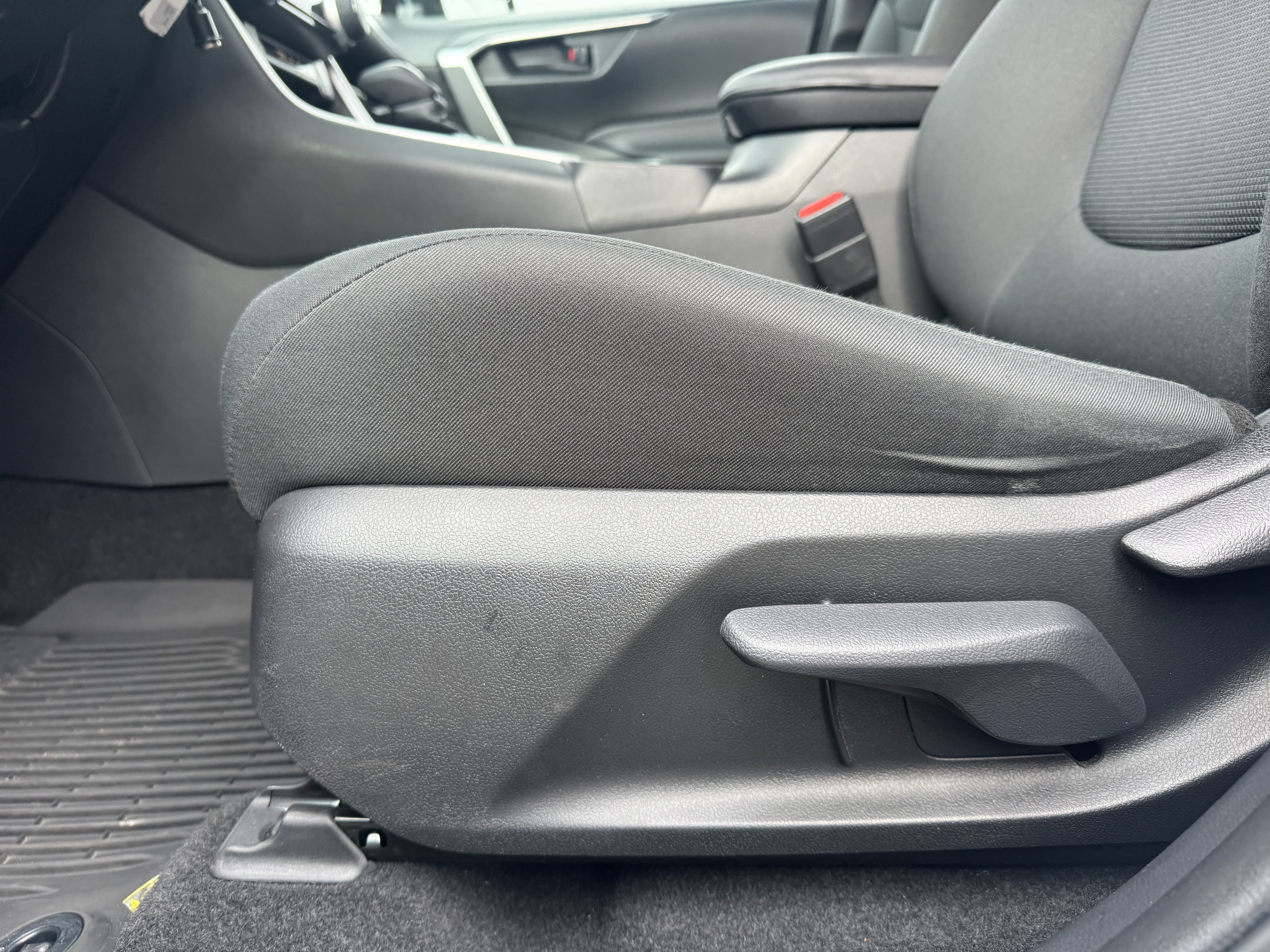 Used 2021 Toyota RAV4 LE AWD/4WD image 11