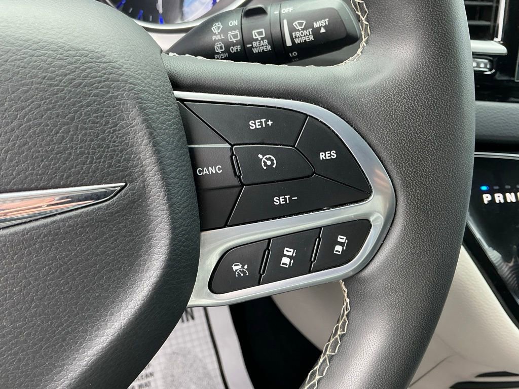 Used 2023 Chrysler Pacifica Touring-L image 31