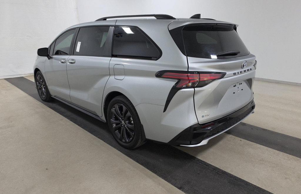 Used 2025 Toyota Sienna XSE FWD image 4