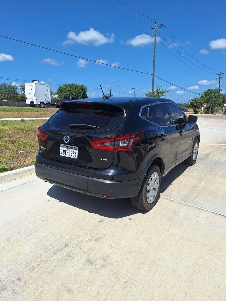 Used 2020 Nissan Rogue Sport S image 2