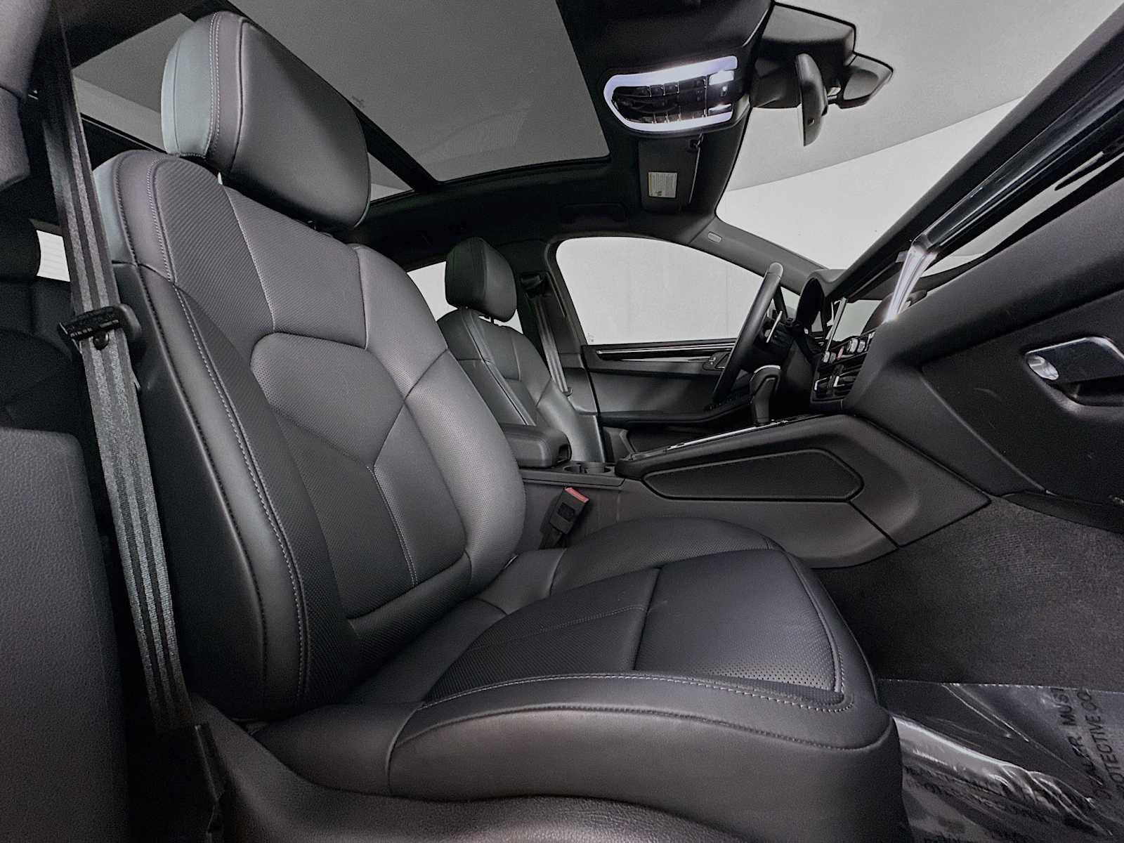 Certified 2025 Porsche Macan AWD/4WD image 30