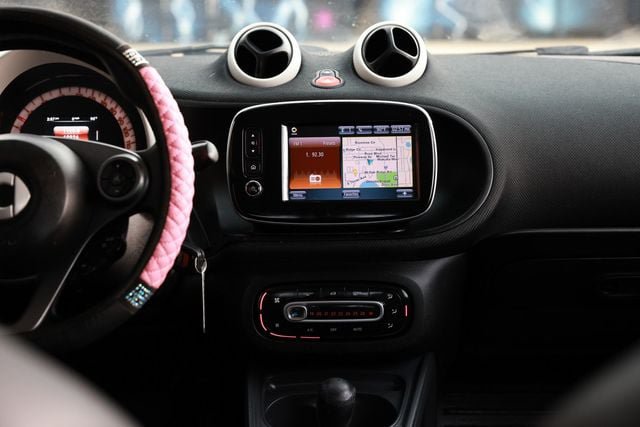 Used 2016 smart fortwo passion RWD image 33