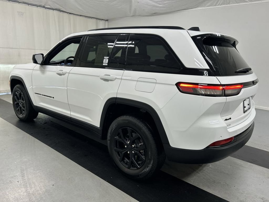 Used 2024 Jeep Grand Cherokee Altitude AWD/4WD image 6