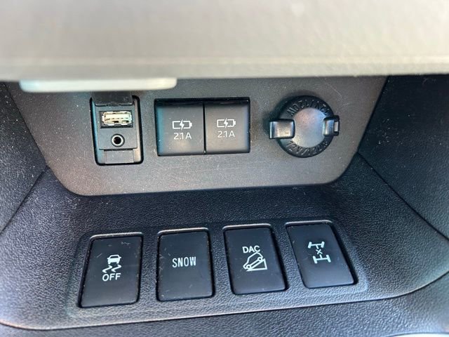 Used 2018 Toyota Highlander XLE AWD/4WD image 32