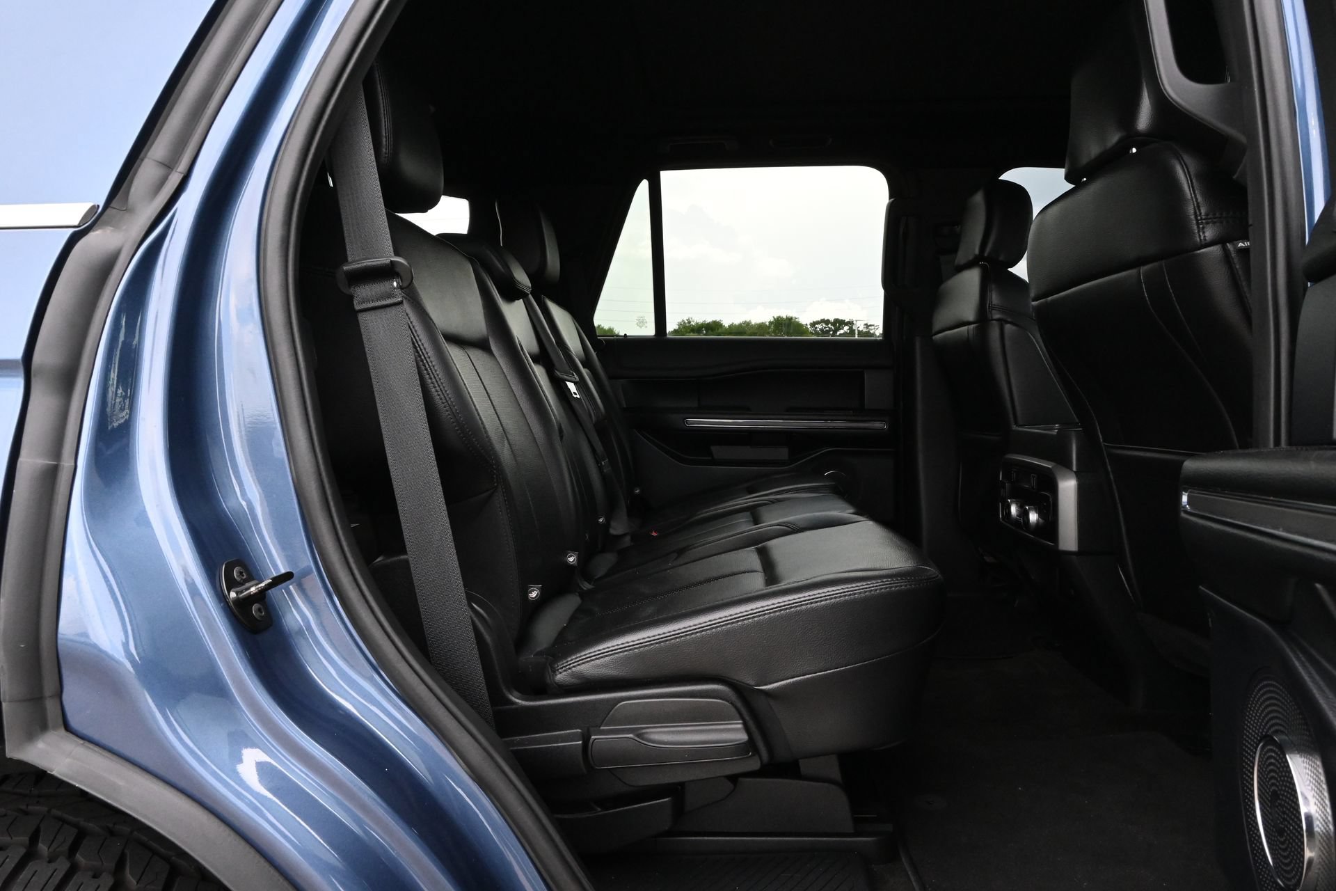 Used 2020 Ford Expedition XLT w/ Equipment Group 202A AWD/4WD image 25