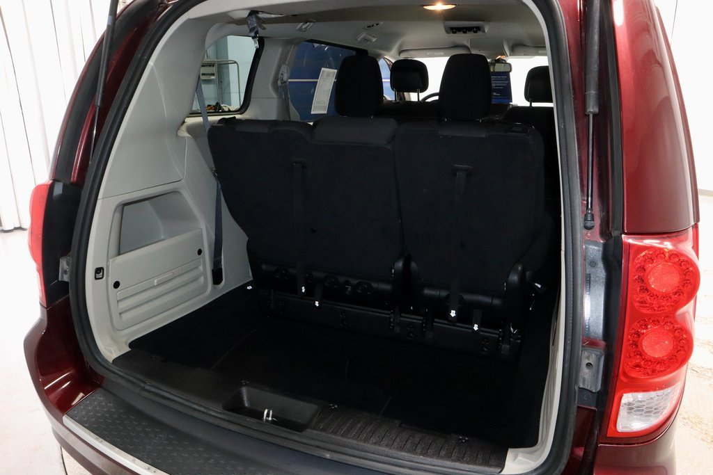 Used 2018 Dodge Grand Caravan SE w/ UConnect Hands-Free Group image 14