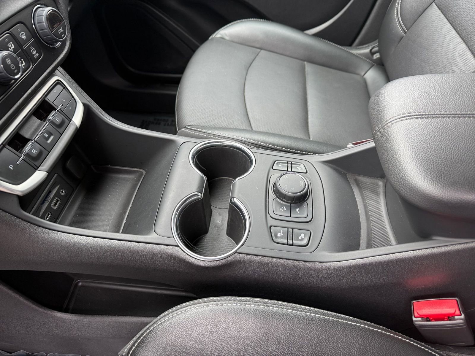 Used 2024 GMC Terrain SLT image 37