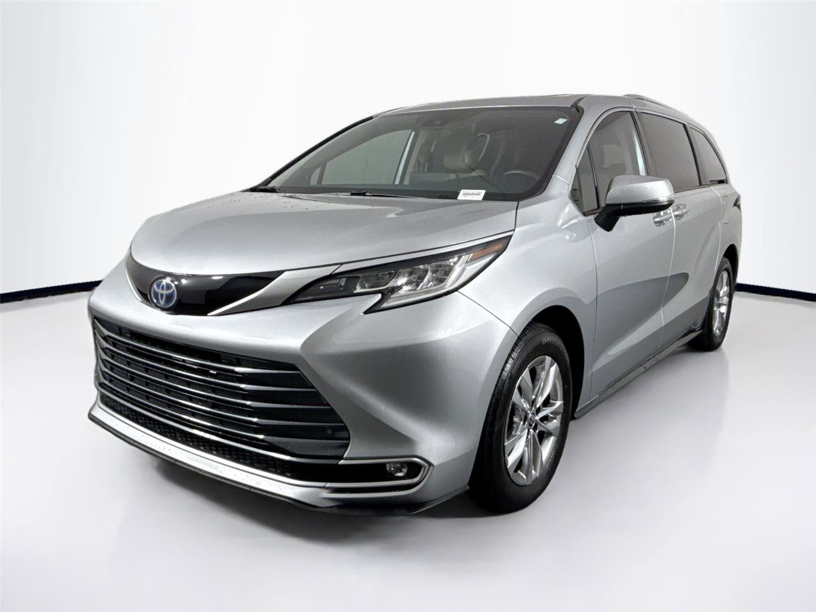 Certified 2023 Toyota Sienna Limited image 2