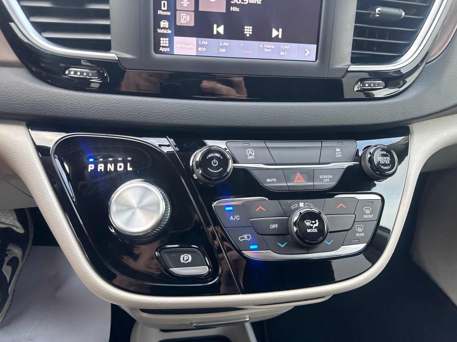 Used 2022 Chrysler Voyager LX FWD image 29