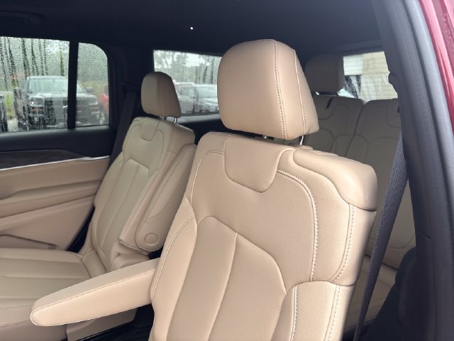 Used 2025 Jeep Grand Cherokee L Limited w/ Black Appearance Package AWD/4WD image 23