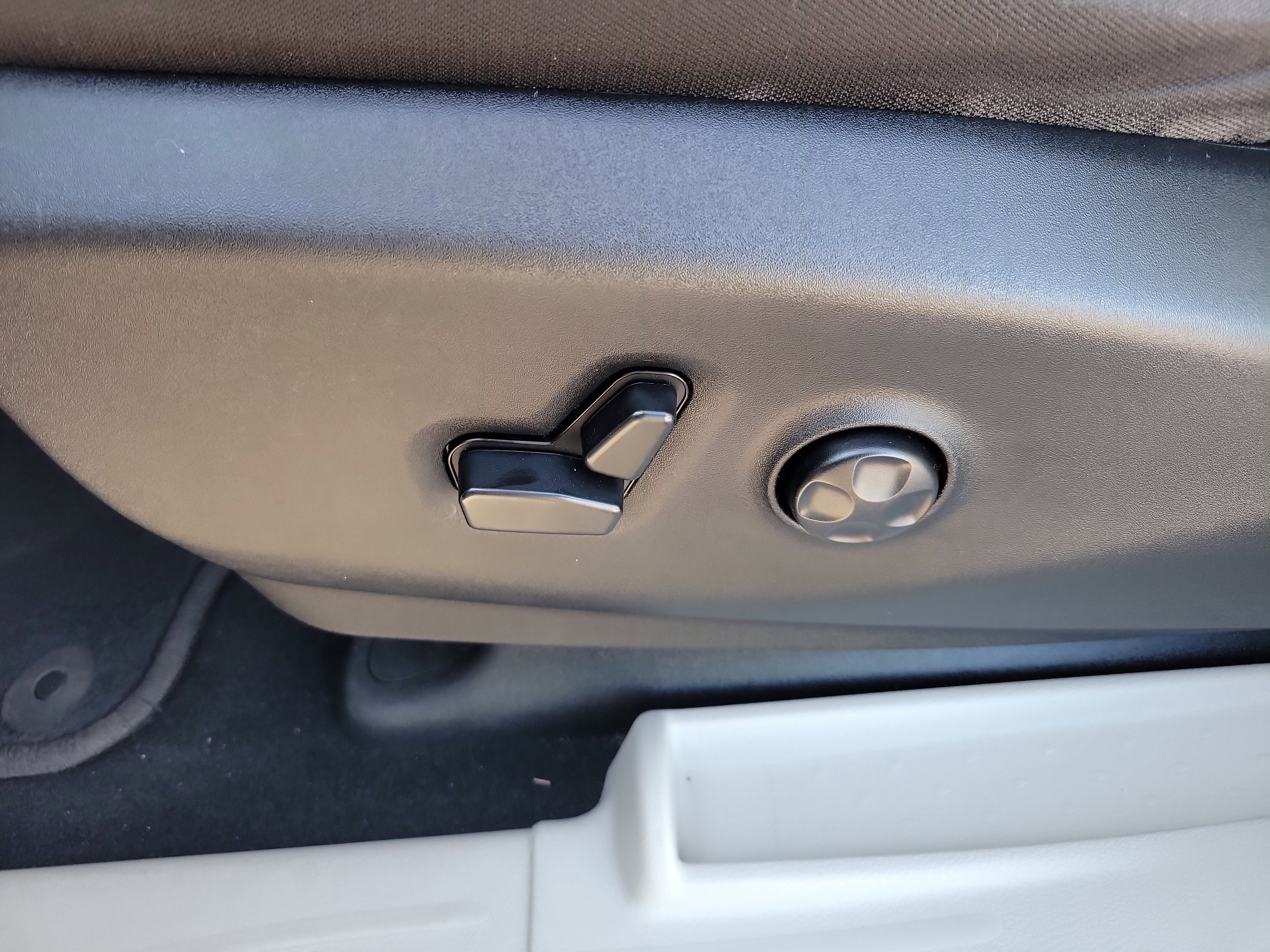 Used 2020 Chrysler Pacifica Touring w/ Cold Weather Group FWD image 23