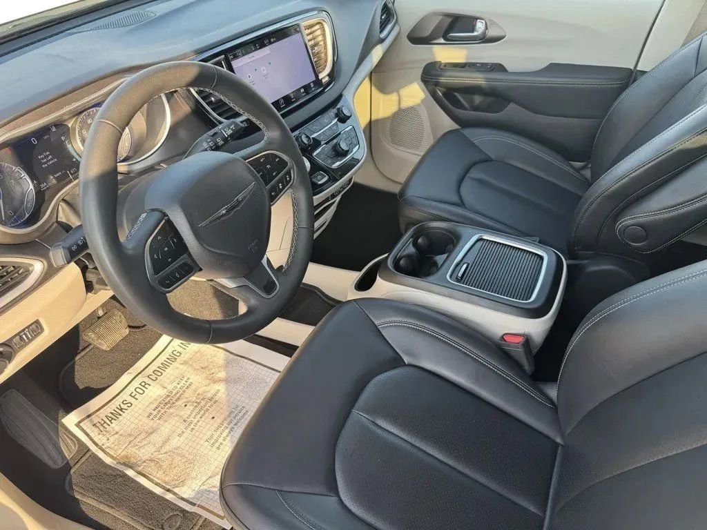 Used 2024 Chrysler Pacifica Touring-L image 13