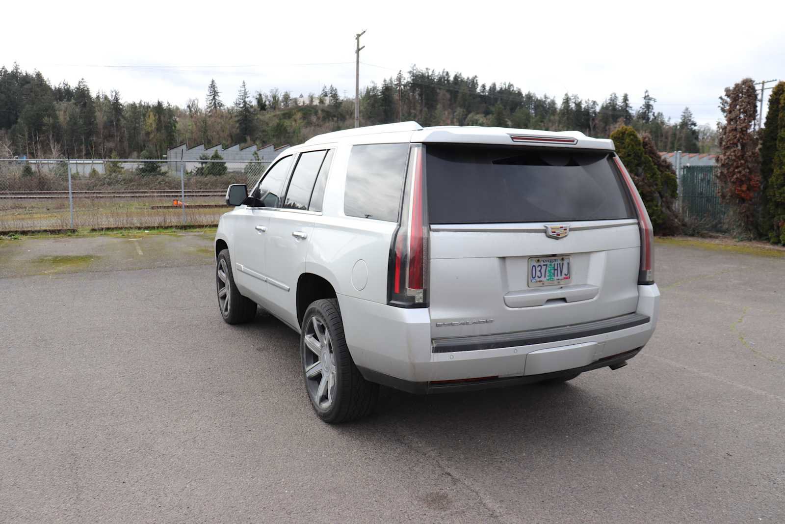 Used 2016 Cadillac Escalade Luxury image 7