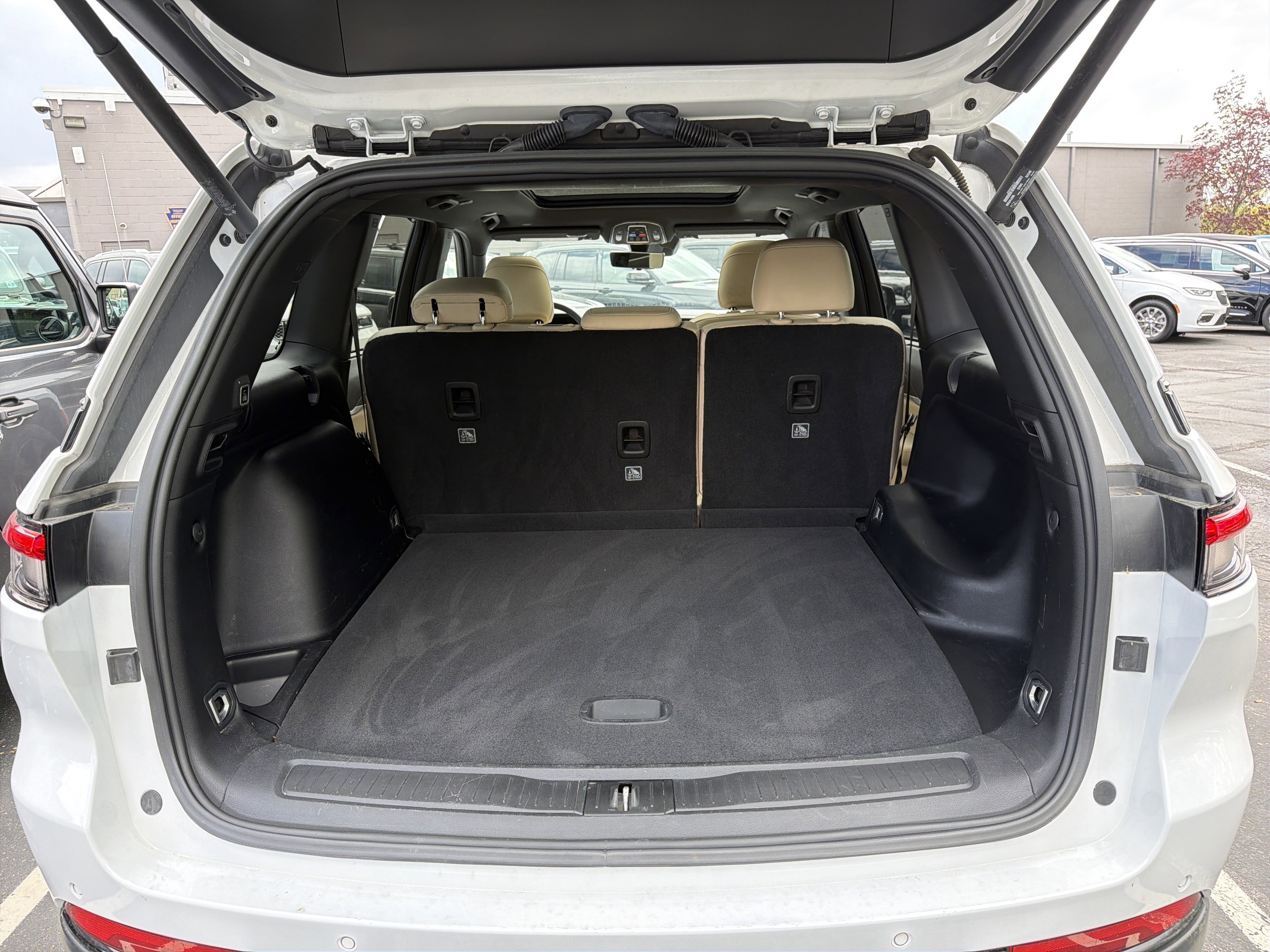 Certified 2023 Jeep Grand Cherokee Limited w/ Luxury Tech Group II image 9