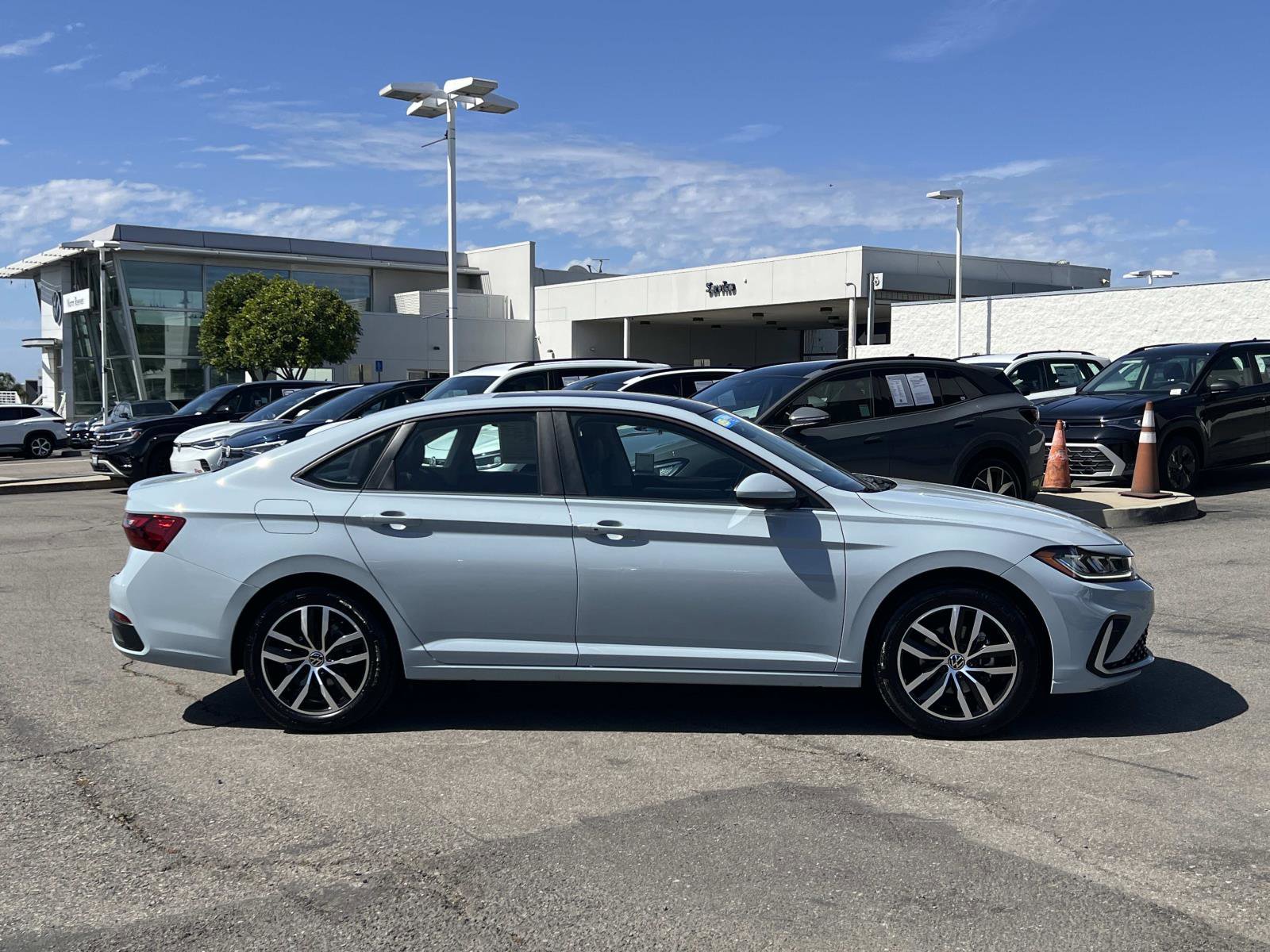 Used 2025 Volkswagen Jetta SE FWD image 25