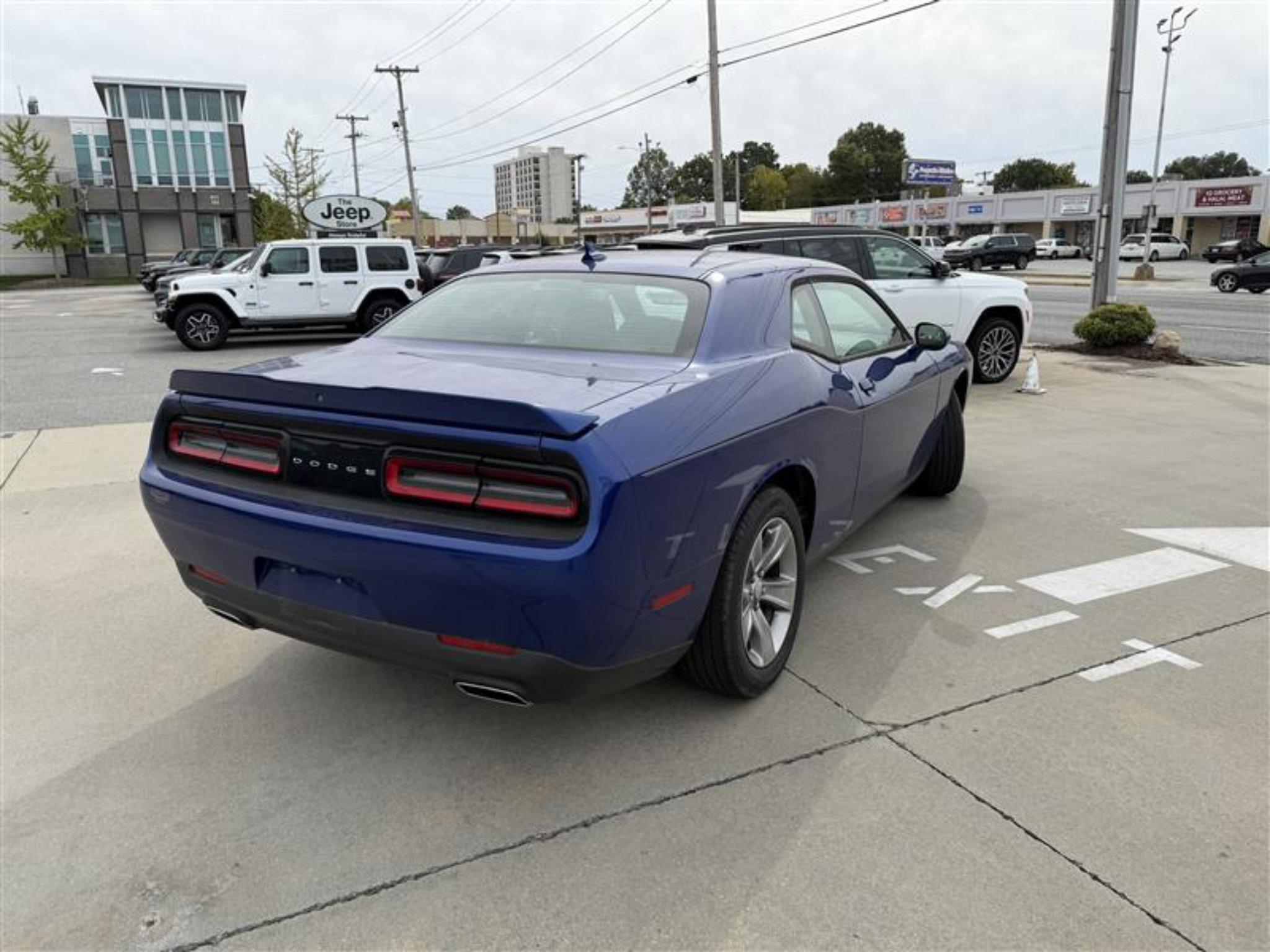 Used 2020 Dodge Challenger SXT RWD image 5
